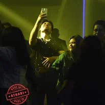 Invitados celebrando